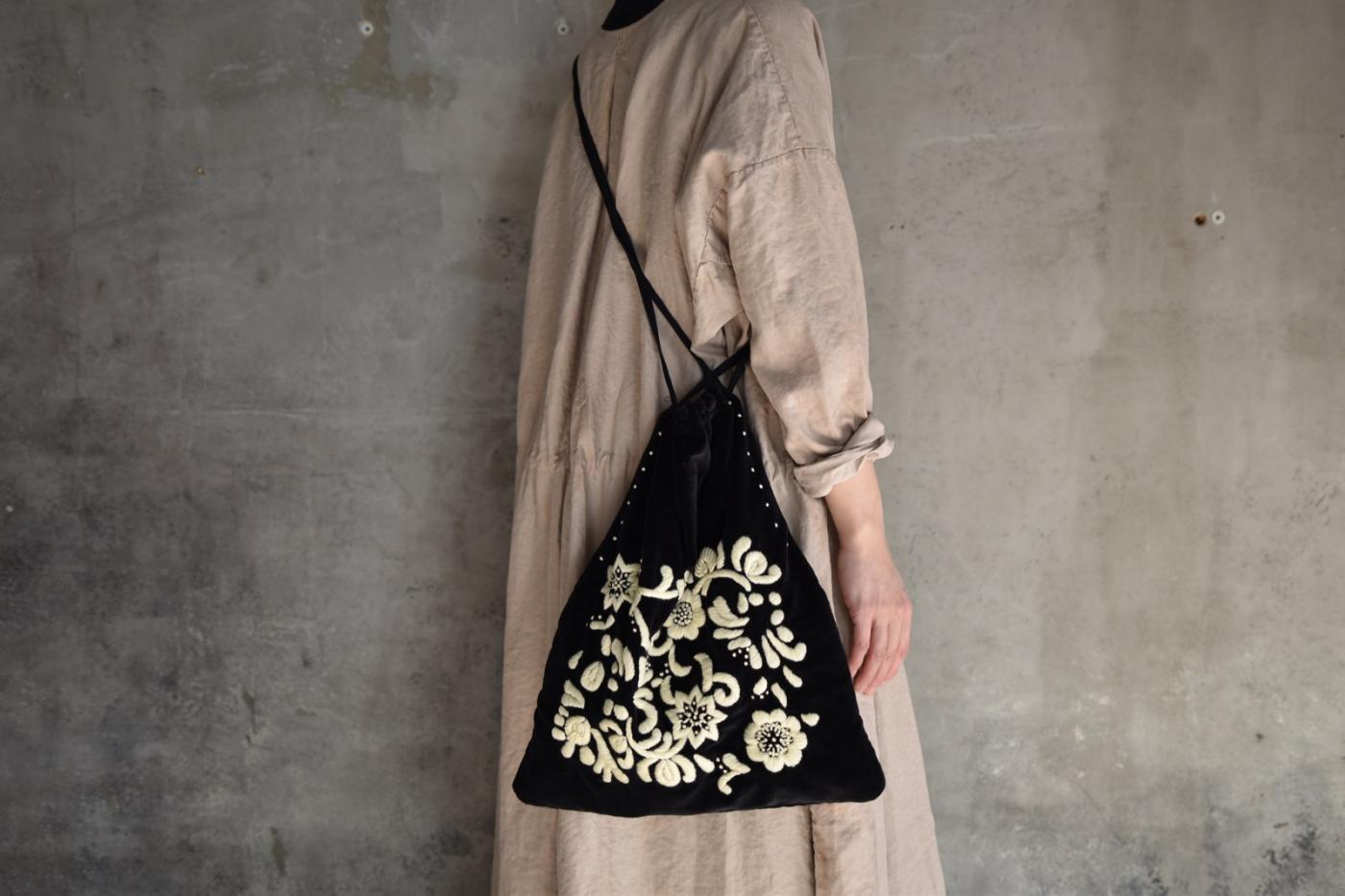 Khadi and Co. ベルベットバッグ〈 FLORA 〉Black-