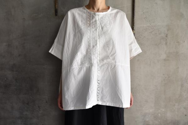 UNIVERSAL TISSU Filet Lace T-Blouse