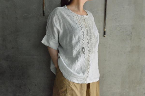 UNIVERSAL TISSU Filet Lace Crew Neck Blouse