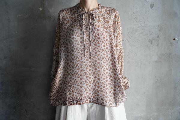 TOWAVASE「Sarasa」Silk Printed Blouse with Corsage