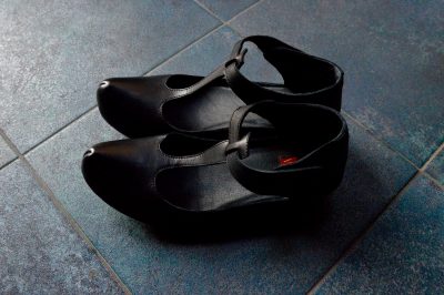 poefu / Vialis Pointed Toe T-Strap Shoes